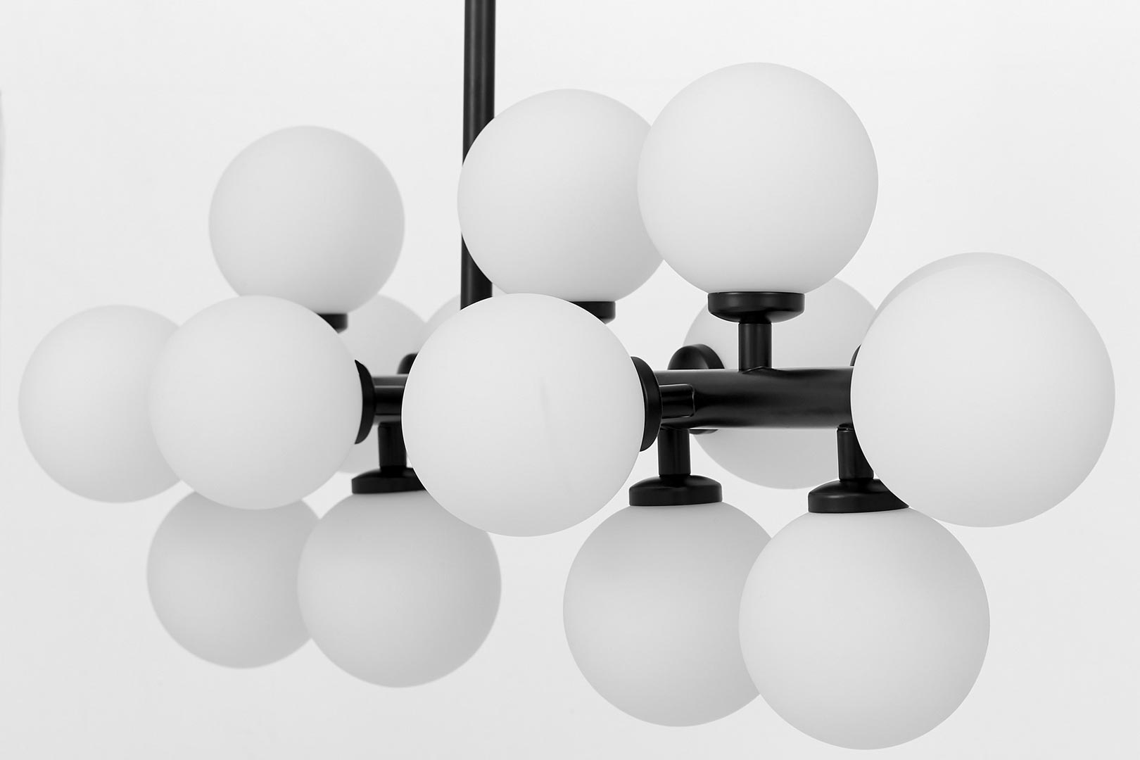 Ekskluzivni luster, crna viseća svjetiljka, visilica, bijele kuglice, staklena sjenila - PETRICA - Lumina Deco slika 4
