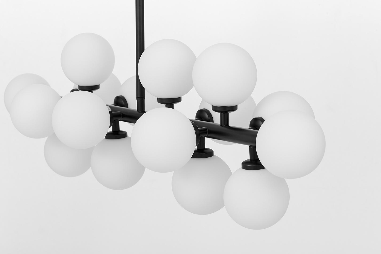 Ekskluzivni luster, crna viseća svjetiljka, visilica, bijele kuglice, staklena sjenila - PETRICA - Lumina Deco slika 3