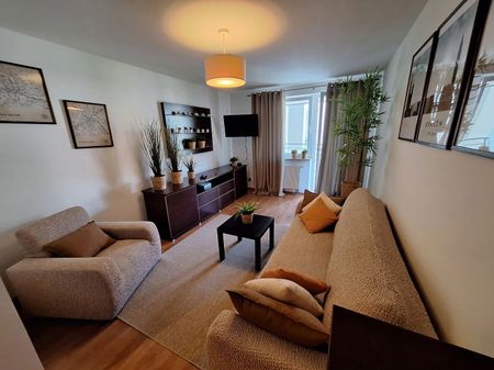 Krem viseća lampa s cilindričnim lanenim abažurom - BOHO