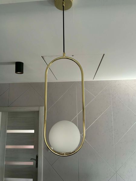 Złota lampa wisząca w nowoczesnym stylu, biały klosz kula - VERO 1B
