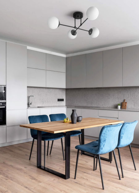 Crna stropna svjetiljka, asimetrična plafonjera, metalne cijevi, bijele kugle - FINO