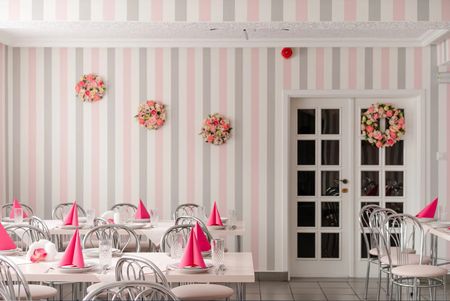 Stylowa, biała tapeta w jasnoszare i różowe pasy pionowe 8 cm